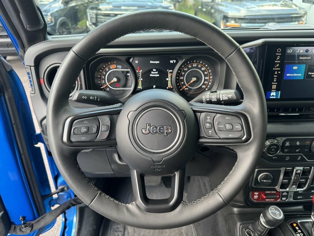 Used 2025 Jeep Wrangler Unlimited Rubicon w/ Safety Group AWD/4WD image 5