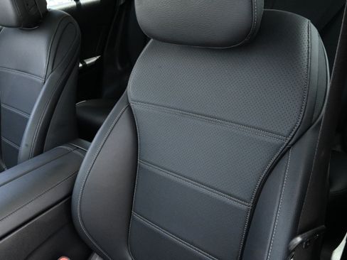 Used 2025 Mercedes-Benz GLC 300 image 12