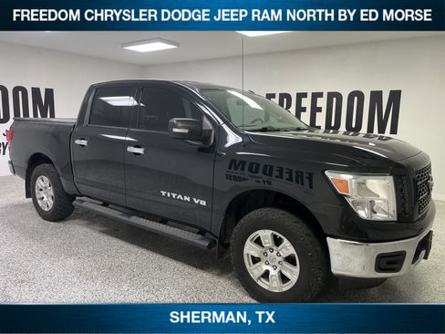 Used 2019 Nissan Titan SV image 3