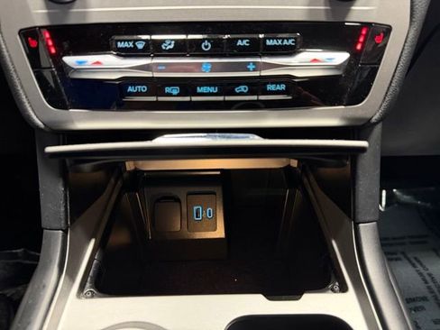 Used 2022 Ford Explorer XLT image 33