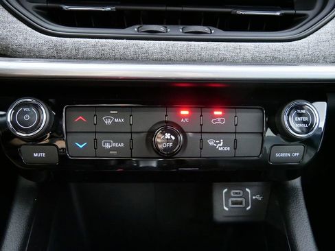 Used 2024 Jeep Compass Latitude image 43