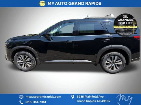 Used 2025 Nissan Pathfinder SL AWD/4WD image 4