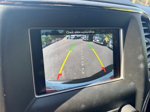 Used 2020 Jeep Grand Cherokee Laredo AWD/4WD image 19