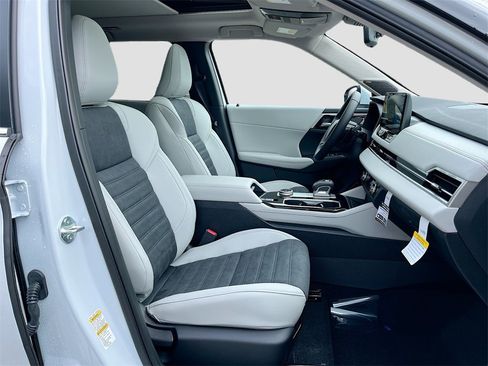 New 2025 Mitsubishi Outlander SE image 30