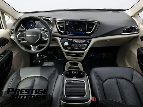 Used 2024 Chrysler Pacifica Touring-L FWD image 34