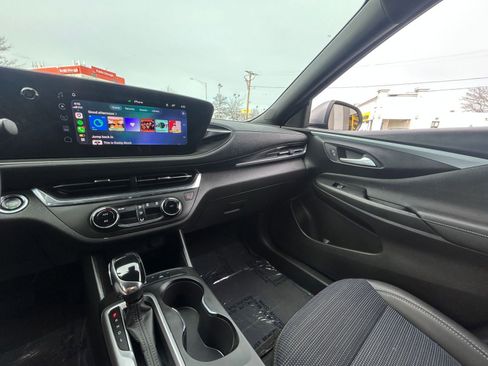 Used 2025 Buick Envista Preferred image 35