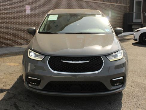 Used 2023 Chrysler Pacifica Touring-L FWD image 10