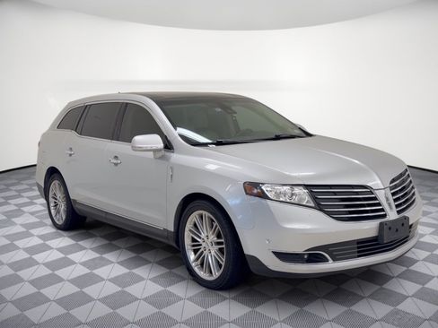 Used 2019 Lincoln MKT AWD image 5
