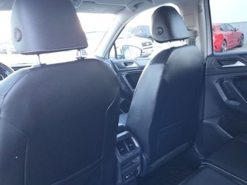 Used 2021 Volkswagen Tiguan SE image 9