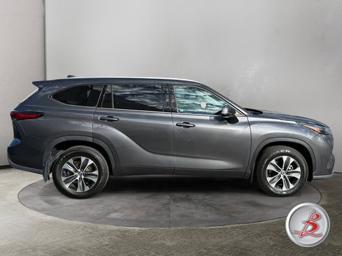 Used 2022 Toyota Highlander XLE AWD/4WD image 8