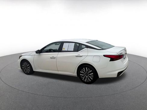 Used 2025 Nissan Altima 2.5 SV FWD image 11