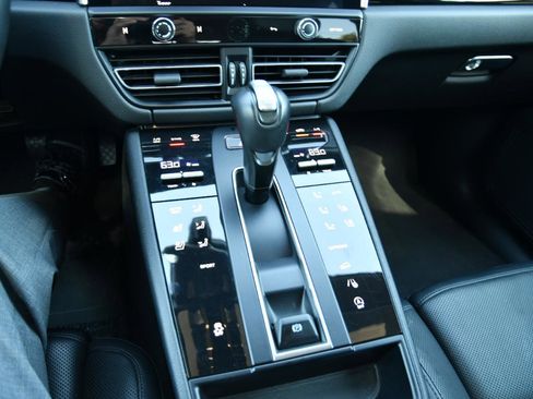 Used 2024 Porsche Macan image 19