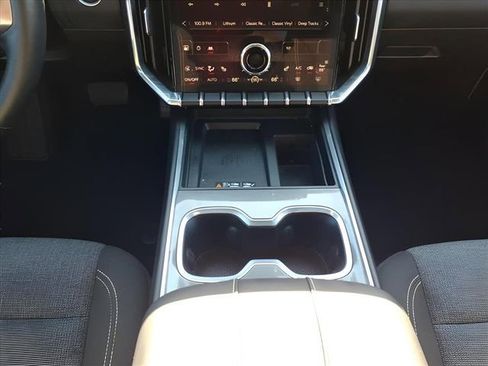 Used 2025 GMC Acadia Elevation image 17