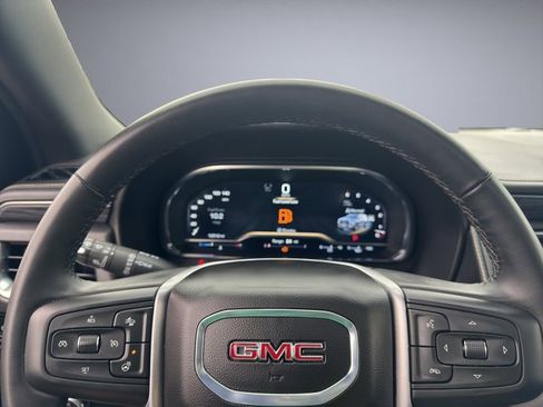 Used 2024 GMC Yukon XL SLT w/ SLT Luxury Package image 16