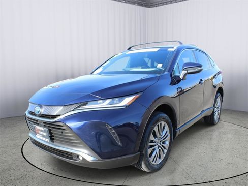 Used 2023 Toyota Venza XLE image 4