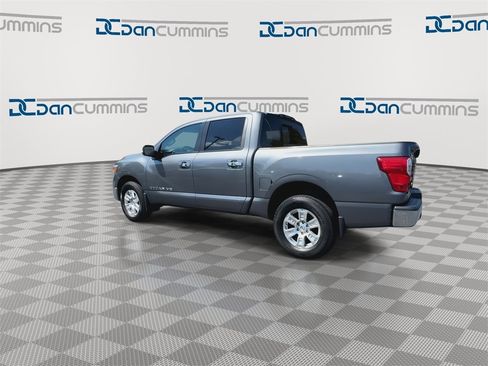 Used 2018 Nissan Titan SV image 6