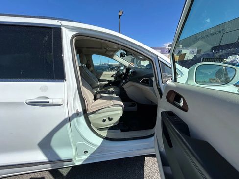Used 2019 Chrysler Pacifica Limited image 12