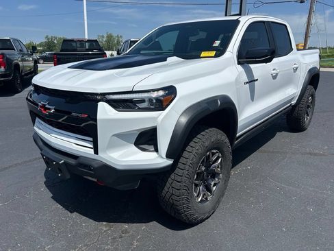 Used 2025 Chevrolet Colorado ZR2 w/ Technology Package AWD/4WD image 9
