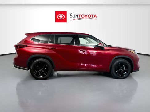 Used 2020 Toyota Highlander LE FWD image 2