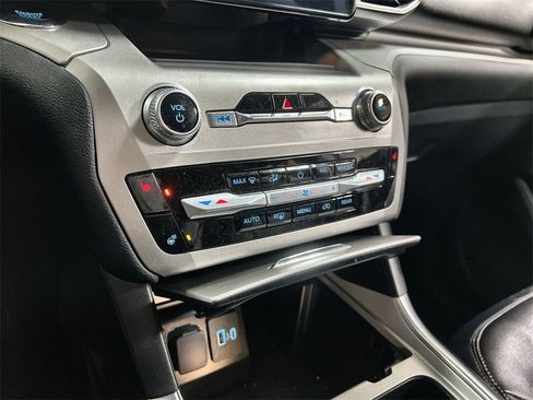 Used 2022 Ford Explorer XLT w/ Equipment Group 202A image 35