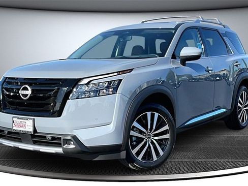 New 2025 Nissan Pathfinder Platinum image 2
