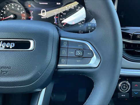 Used 2025 Jeep Compass Limited image 22