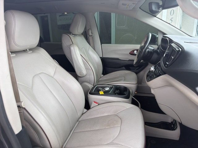 Used 2020 Chrysler Pacifica Limited FWD image 13