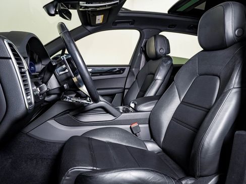 Certified 2022 Porsche Cayenne image 5