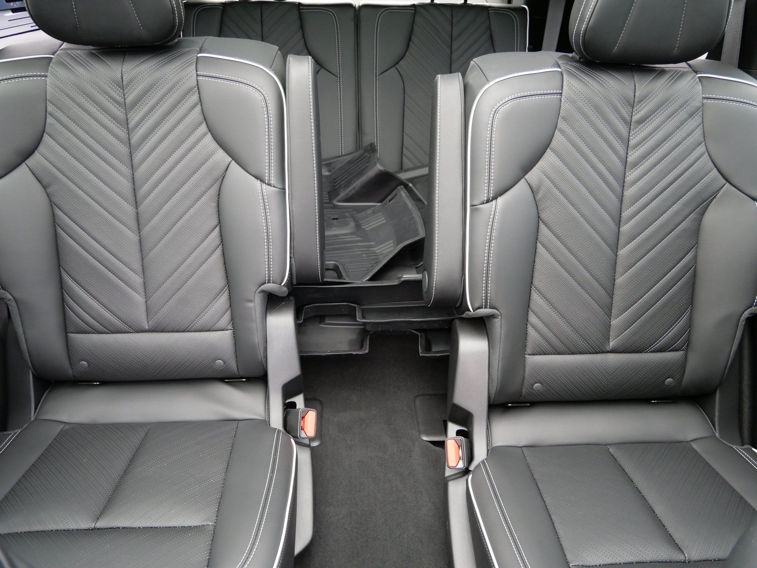 Certified 2026 Cadillac Vistiq Sport w/ LPO, Floor Liner Package AWD/4WD image 13