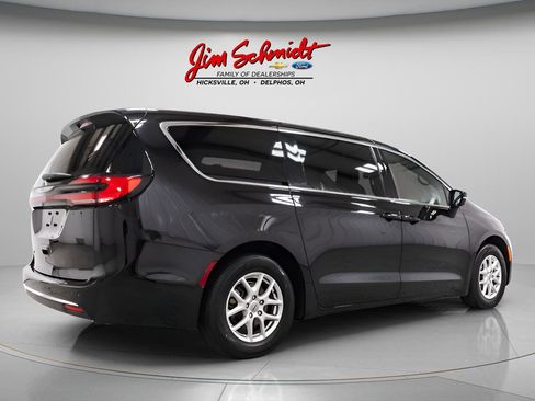 Used 2025 Chrysler Pacifica Select image 6