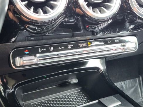 Used 2022 Mercedes-Benz CLA 250 4MATIC image 23