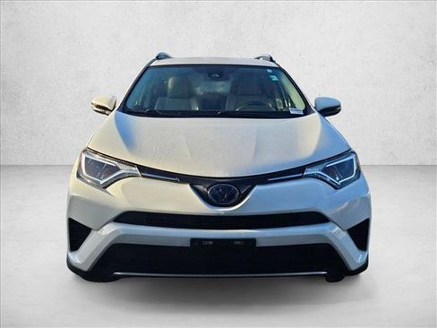 Used 2018 Toyota RAV4 LE AWD/4WD image 2