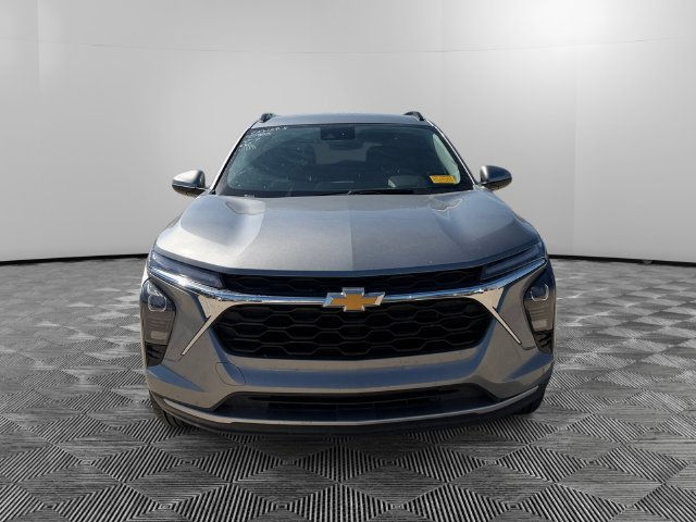 Used 2025 Chevrolet Trax LT FWD image 8