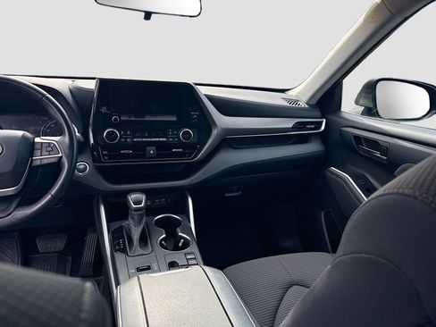 Used 2023 Toyota Highlander LE FWD image 22
