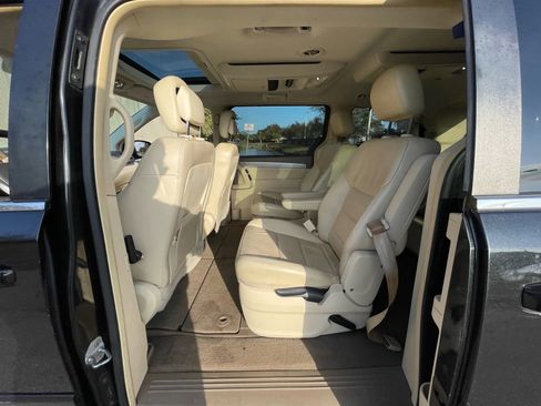Used 2010 Volkswagen Routan SEL FWD image 30