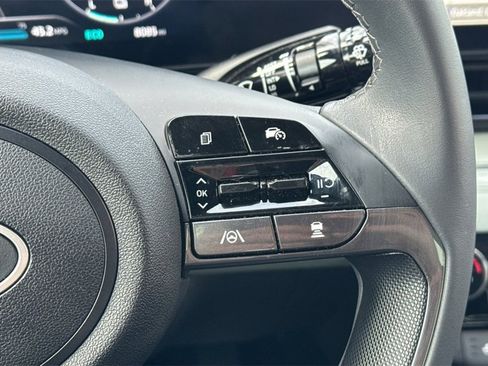 Used 2025 Hyundai Elantra Limited image 29