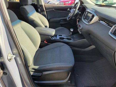 Used 2019 Kia Sorento S image 16