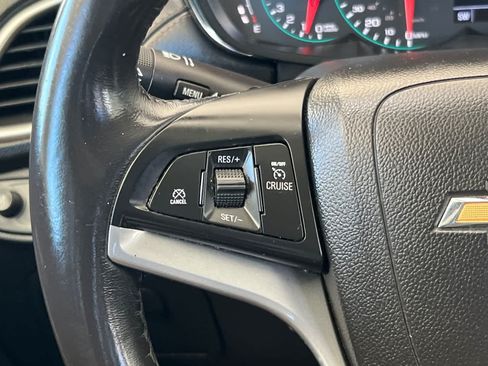 Used 2022 Chevrolet Trax LT w/ LT Convenience Package FWD image 25