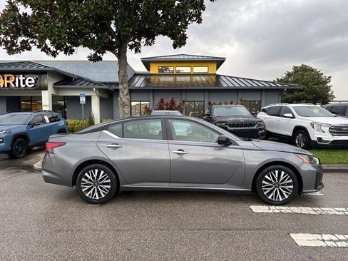 Used 2024 Nissan Altima 2.5 SV image 8