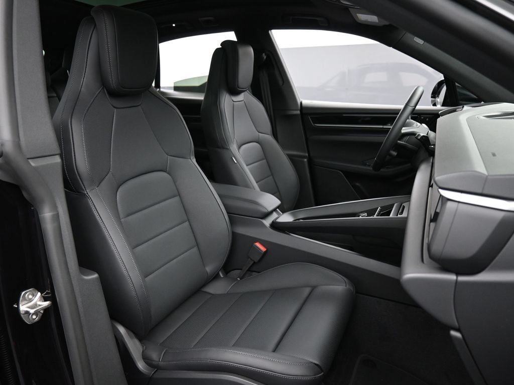 Certified 2025 Porsche Macan 4S Electric AWD/4WD image 31