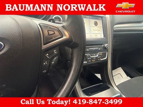 Used 2017 Ford Fusion SE w/ Fusion SE Technology Package FWD image 17