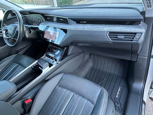 Used 2022 Audi e-tron Premium Plus w/ Premium Plus Package image 63