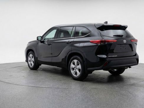 Used 2025 Toyota Highlander LE FWD image 6