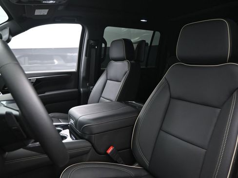 Used 2025 Chevrolet Suburban Premier image 17