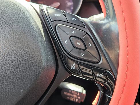 Used 2019 Toyota C-HR XLE FWD image 15