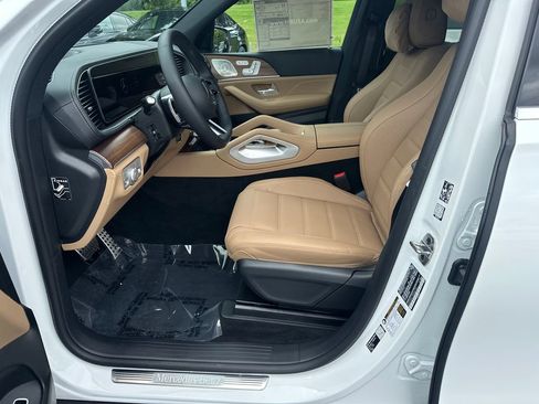 New 2026 Mercedes-Benz GLS 580 4MATIC image 9