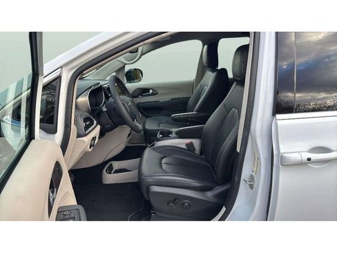 Used 2024 Chrysler Pacifica Touring-L image 11