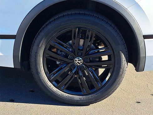 Certified 2022 Volkswagen Tiguan SE R-Line image 36