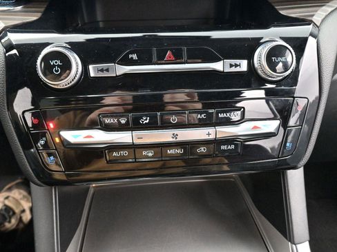 Used 2023 Ford Explorer Limited image 16