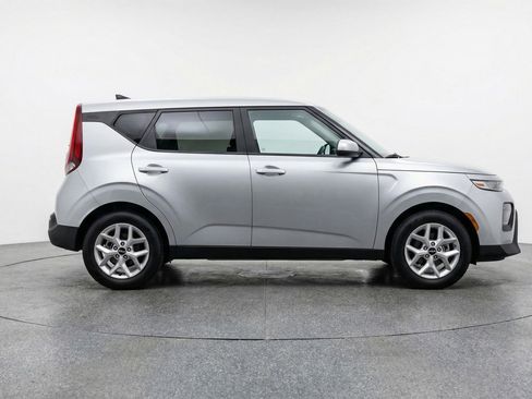 Used 2025 Kia Soul LX w/ LX Technology Package FWD image 11